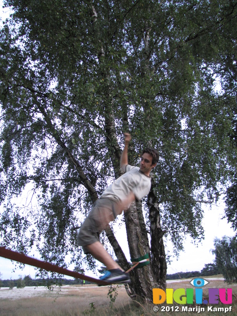 SX24074 Wouko balancing on slackline